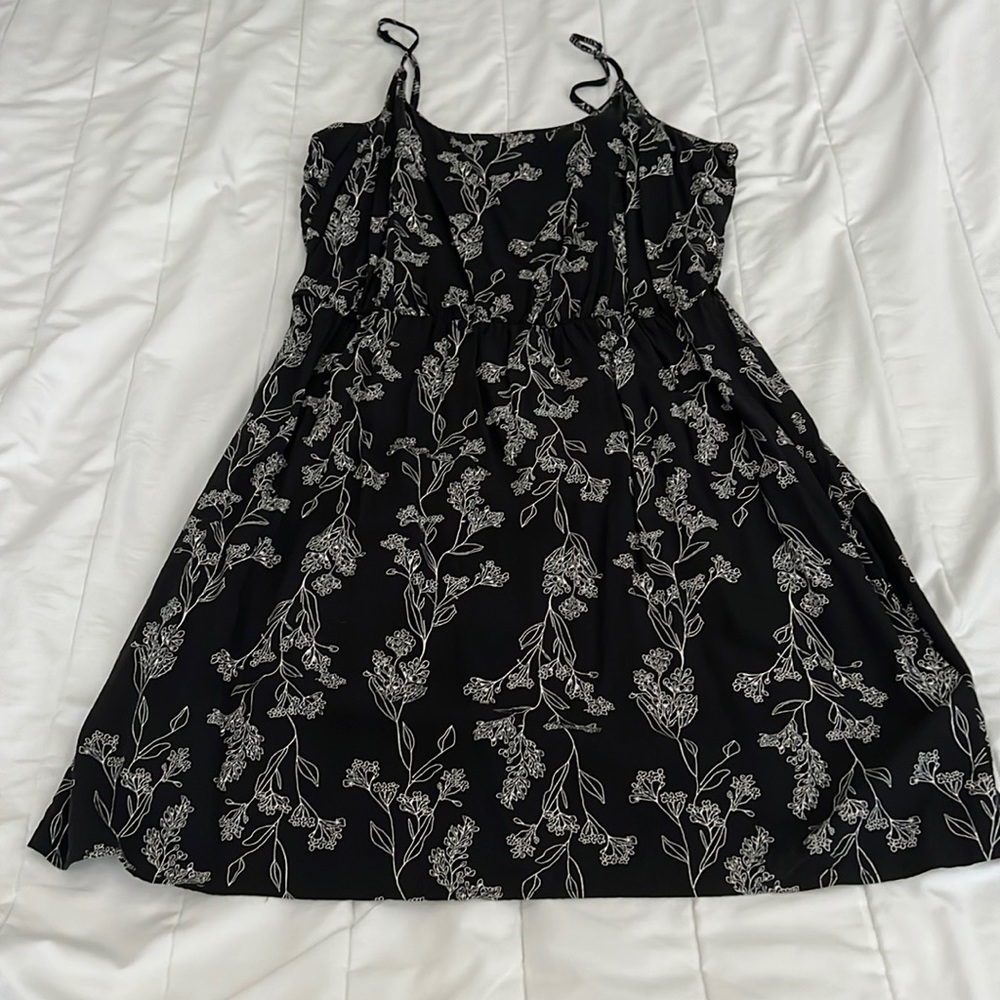 Black and White Floral Spaghetti Strap Sundress with Elastic Waist